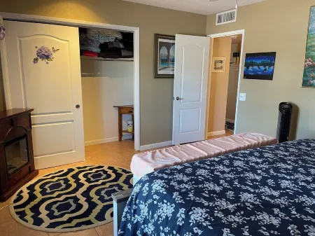 Charming main core of Sun City home with AC, WiFi and beautiful patio & pool.