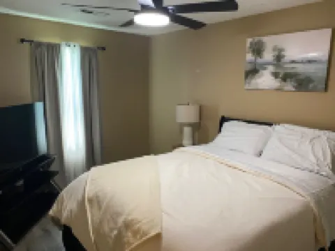 Charming Retreat — Your Home Away from Home 海伍德縣酒店