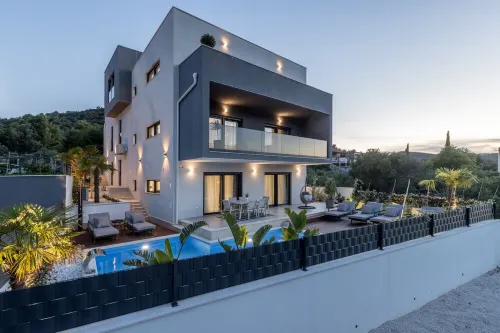 Villa Todo with heated pool and jacuzzi Hotels in Vinišće