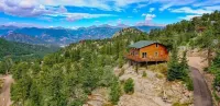Sky Cabin!! Private 2 acres only 10 min to Estes Park. Great Views of Longs Peak