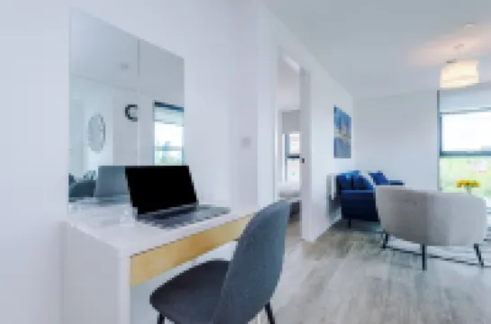 Modern Luxury Apartment in Old Trafford, Balcony, Sleeps 6