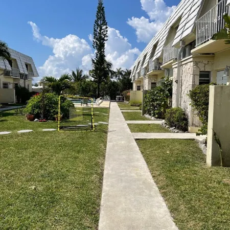 Vacation Lovers Blue Water Paradise: 2-bedroom condo with AC, WiFi in Freeport