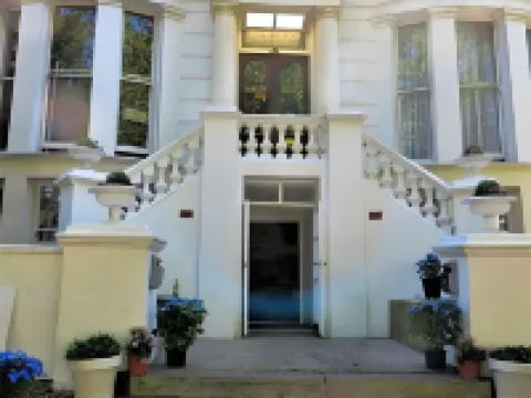 ラブナ ゴラ ロイヤル・クレセント・ガーデンズ周辺のホテル