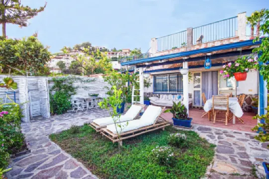 Pretty cottage 100 meters from the sea with parking space and garden.  호텔