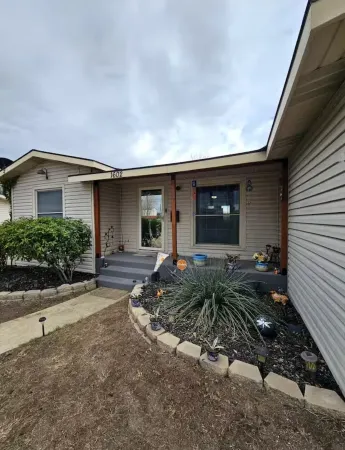 3-bedroom house in Delightful Del Rio, Texas with WiFi , AC. Come take a look.