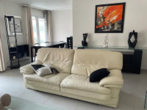 Fully renovated contemporary apartment 100m from town center and 500m from beach