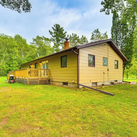 Hayward Home w/ Private Deck, Fire Pit & Kayak!