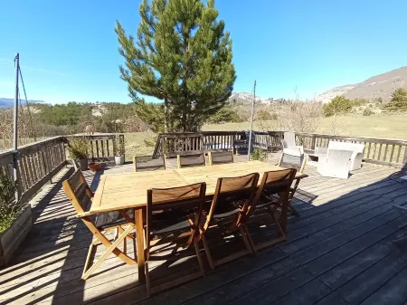 Gîte Spacieux en Pleine Nature Tout Confort en Provence Отели в г. Антрепьер