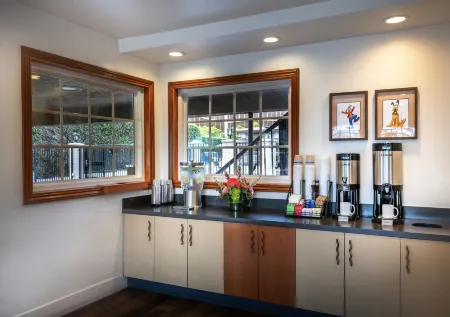 Alpine Inn Near Convention Center and the Park Отели рядом с достопримечательностью «Луигис Ролликин Роудстерс»