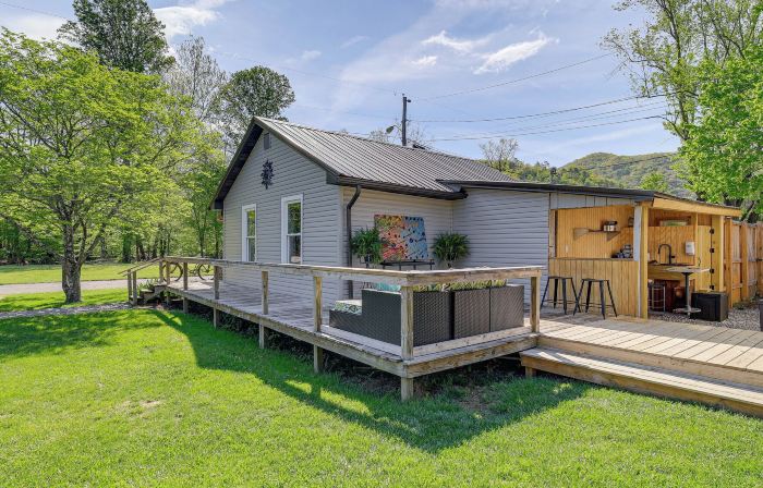 Walk to River and Trails Cozy Damascus Cottage!