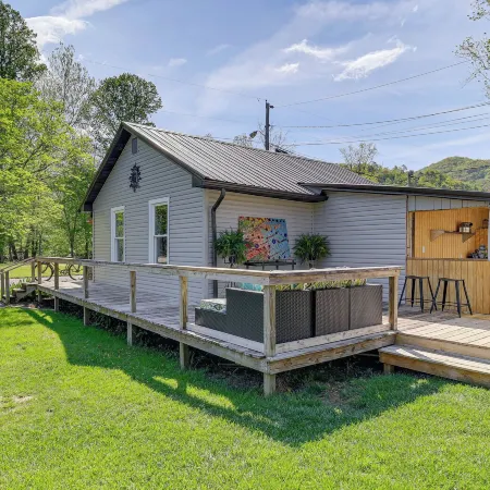 Walk to River and Trails Cozy Damascus Cottage!