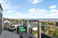 New apartment nestled on the seaside with expansive views of cliffs, sea and sky Hotels in Hastings