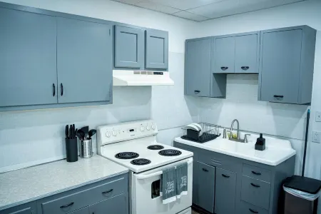 The Cozy Grey Haven 1BR Apartment in Reading. Отели рядом с достопримечательностью «Университет Алверния»