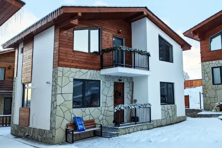 Comfortable Family Chalet near Crystal Отели рядом с достопримечательностью «Starting point. Trail to Tsaghveri»