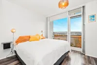 Cozy 3-bedroom apartment in beautiful Reykjavík with WiFi & mountain views Hotels in Haaleiti