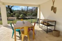 Modern Villa with Pool & Vineyard Views – Heart of Provence Các khách sạn ở Le Puy-Sainte-Reparade