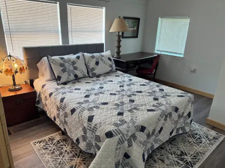 Charming private 2-bedroom cottage in  Texarkana with WiFi, AC and peacocks!