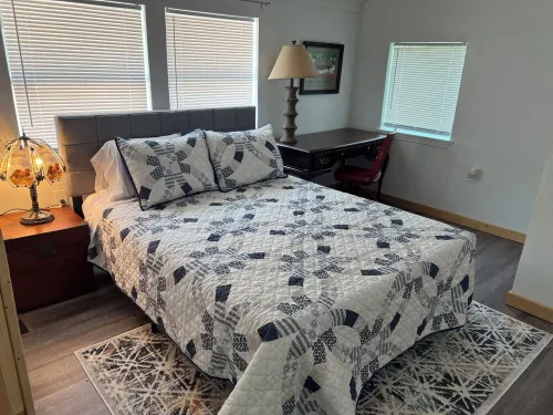 Charming private 2-bedroom cottage in  Texarkana with WiFi, AC and peacocks!