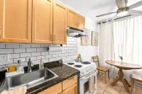 Charming Riverwalk Retreat – Spacious Downtown Condo