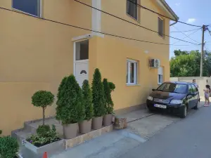Andrea Airport Apartments