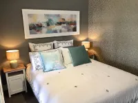 Modern Luxurious with private parking & free Wi Fi