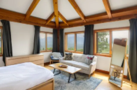 White Mountains Getaway w/ Sauna & Stunning Views