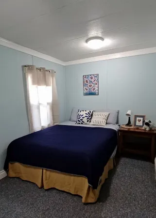 Quiet place to stay away from home, located in a very friendly area.