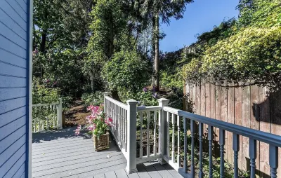 The Victorian Cottage with Mountain & River views! Hotels near Elk Rock Garden