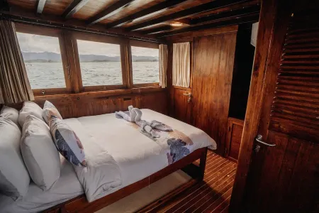 Private Sailling Komodo Cruise Overnight Charter