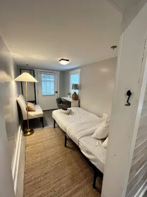 Tiny house monthly rental with small office in central North Charleston with AC