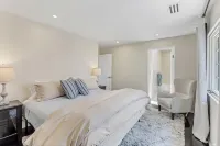 Charming 4BR/3BA Getaway, Walk to Downtown Santa Barbara & Beach, Sleeps 8 Hotel di 