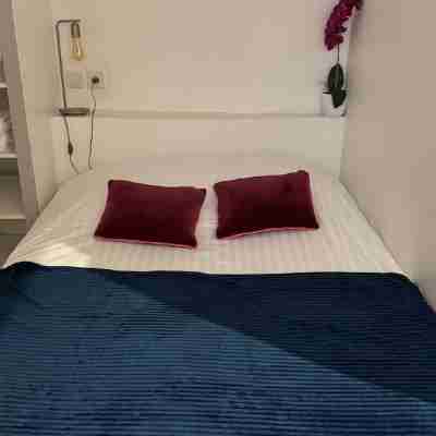 Practical Lodging near Le Louvre Rooms