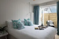 Wave apartment is ideal for up to four guests offering a retreat by the sea. Hotels in Abersoch