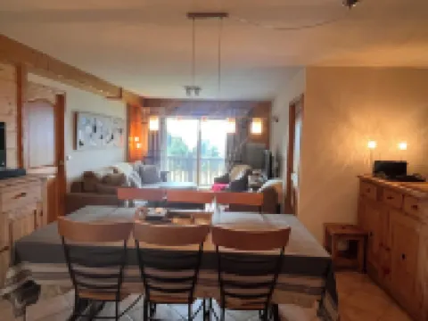 Superb, cozy mountain apartment with shared pool. 維拉爾敍爾多龍酒店