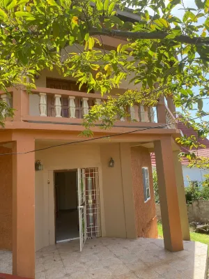 Garden house Pedro Hills with a veranda/deck, walk to the Beach Leave The Cold! Hotel a 