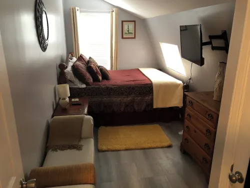 Charming 2-bedroom cottage with all the amenities, breakfast items. Pet friendly