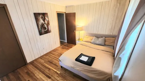 Charming Furnished Bungalow with high speed internet and Gorgeous Lawn