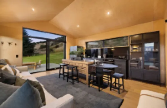 Cozy Cabin called The Lake Hayes Hut, situated in Queenstown Hotels in Lake Hayes