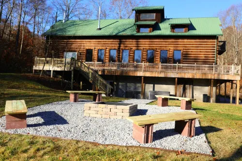 Serene (Hocking Hills) log cabin, near local attractions 그린 타운쉽 호텔
