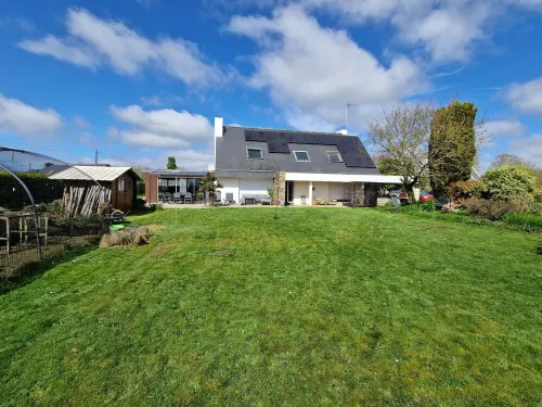 Weekly rental house with swimming pooleur 5 km from the beach فنادق في Ploneour-Lanvern