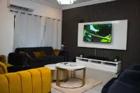 Charming 3-bedroom townhome with AC and WiFi in peaceful Abokobi Hills-Berekuso