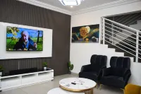 Charming 3-bedroom townhome with AC and WiFi in peaceful Abokobi Hills-Berekuso