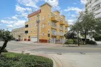 Spacious and Central Downtown Cocoa Village Estate 2 with River Views! Hotels in Cocoa