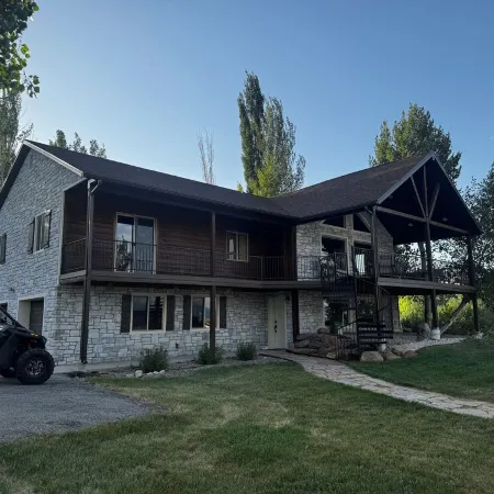 Cozy cabin with AC, Wi-Fi and view of Bear Lake in charming Fish Haven, Idaho