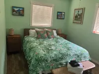 Boho Beachy getaway with large backyard nestled between downtown and the beach Hotel a South Bradenton