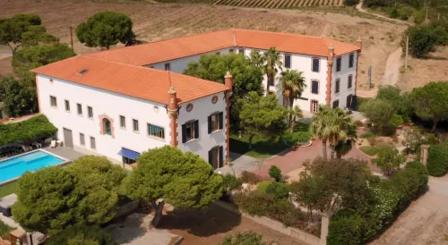 Aile de Château Avec Piscine au Milieu des Vignes, à 10 mn des Plages فنادق في Cabestany