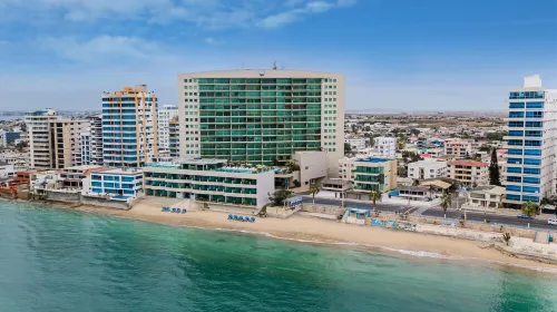 Beachfront apartment with a view, for 2-8 people at Hotel Colon Salinas