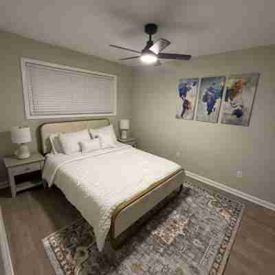 Uptown Modern Escape - 4bd/2ba Rooms