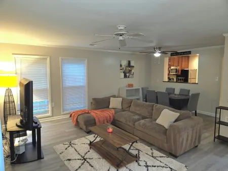 3 Bedroom 2 Bathroom Cozy, Condo in Laurel, Maryland - Central Location Отели в г. Юг Лорел