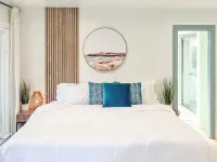 Waterfront, Stunning Views + Pool + Kayaks! Pet Friendly! فنادق في كورولا